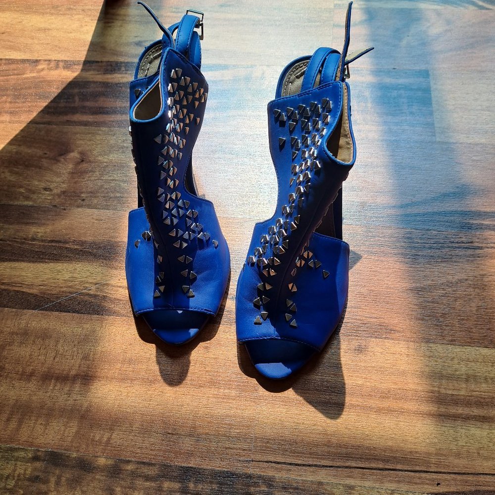 Unique blue wedge 5"